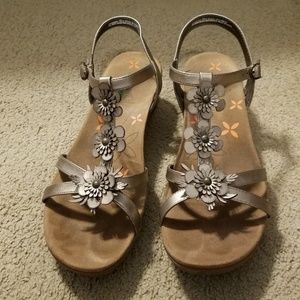 Women's sz 10 Bare Traps Sandals Pale gold, Great